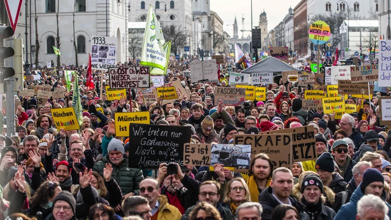 Demonstranten mit Schildern