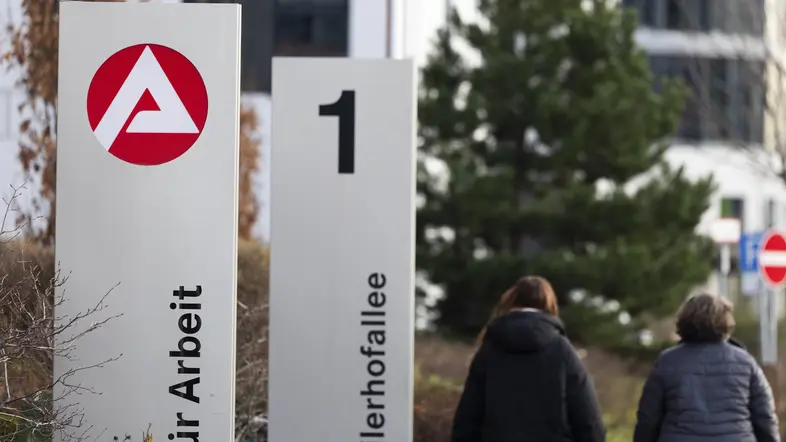 Aufsteller mit dem Logo der Agentur für Arbeit