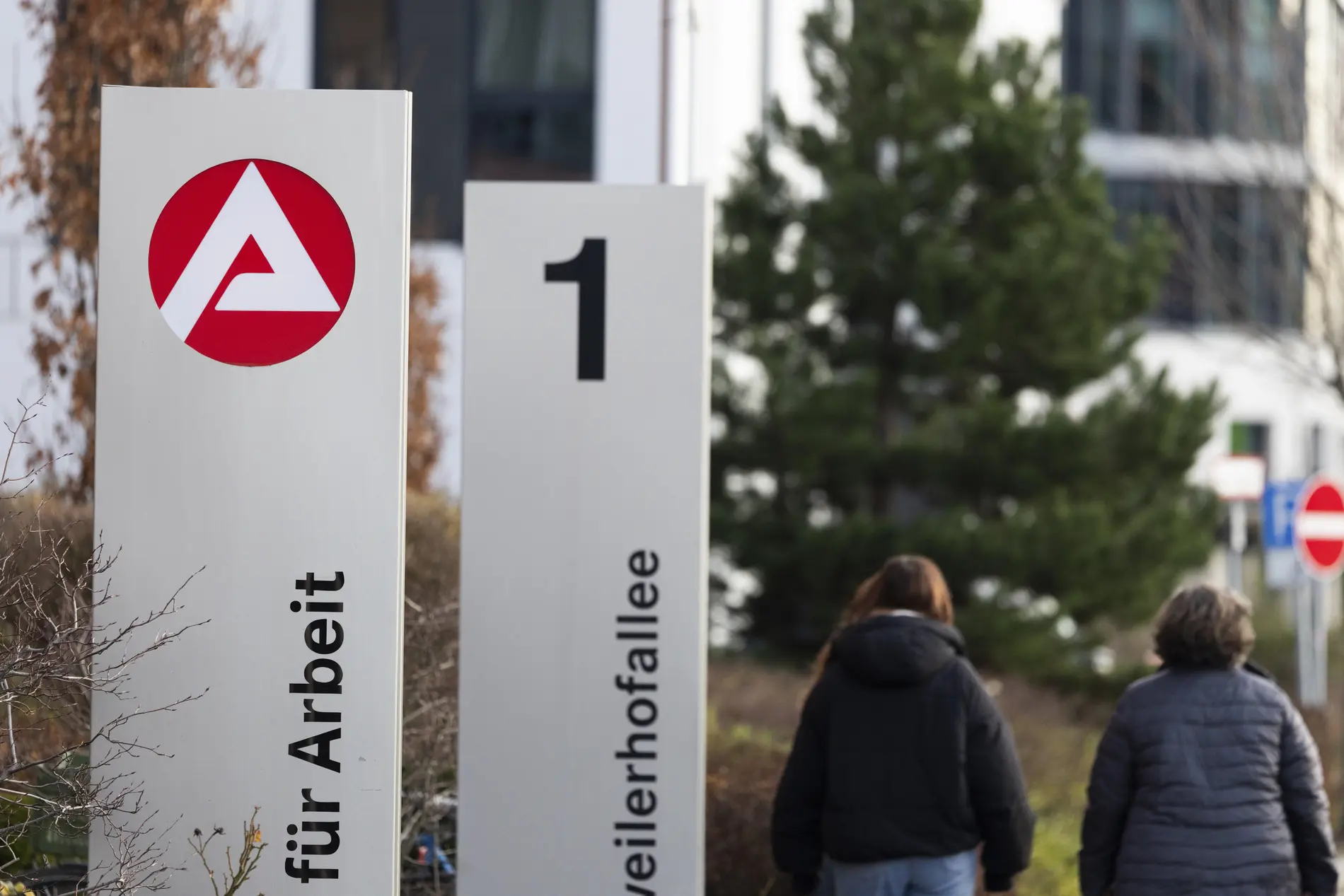 Aufsteller mit dem Logo der Agentur für Arbeit