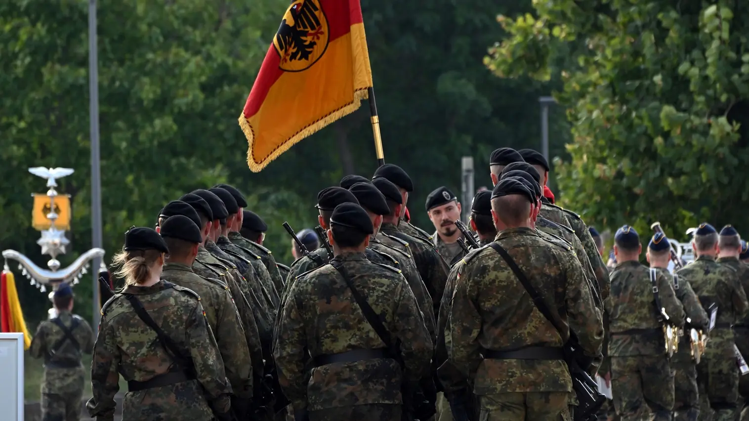 Soldaten sind mit dem Gewehr G36 angetreten Soldaten sind mit dem Gewehr G36 angetreten