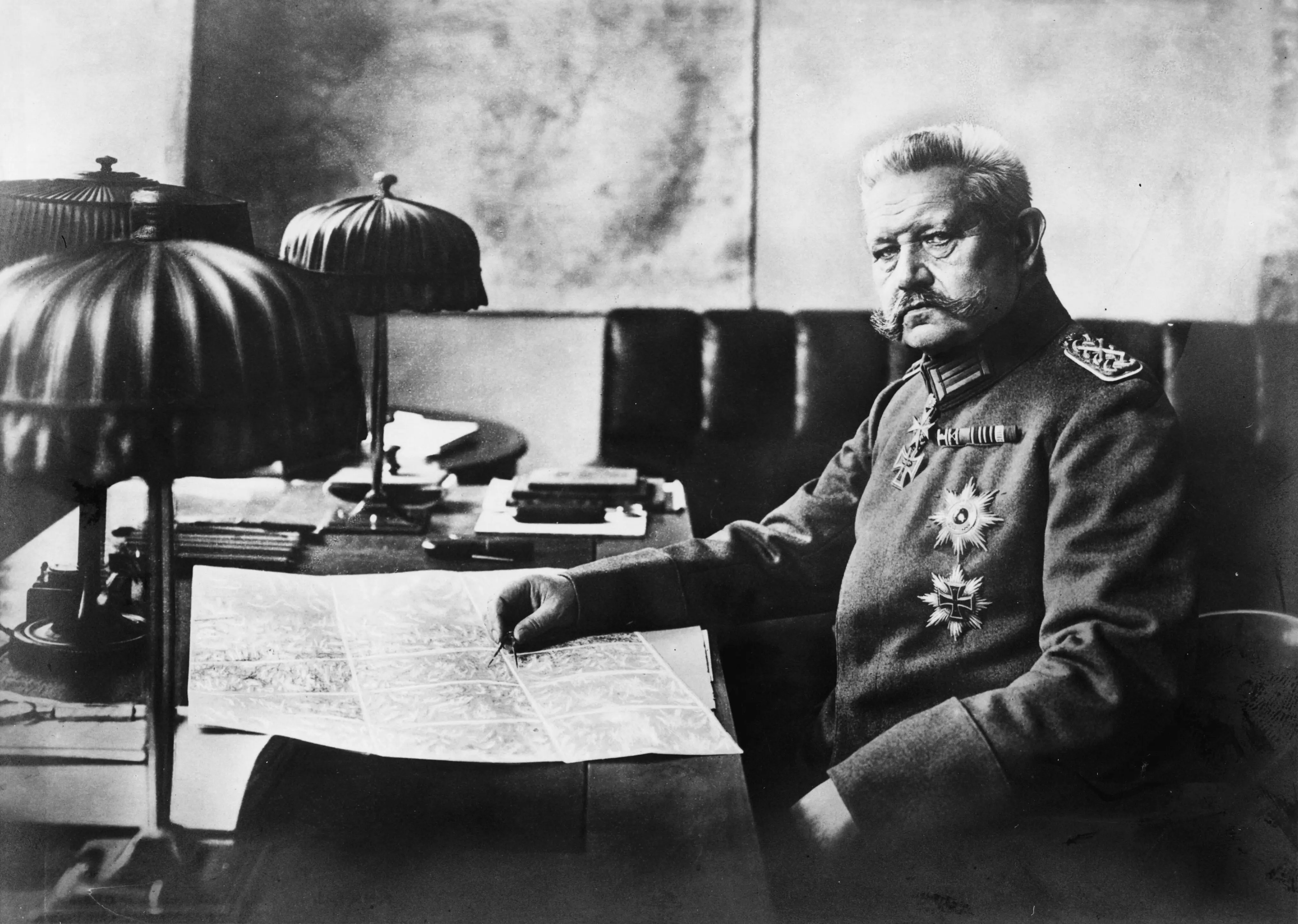 Paul von Hindenburg in seinem Arbeitszimmer