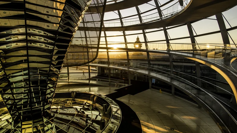 Innenansicht der Kuppel des Reichstagsgebäudes mit Spiegelturm