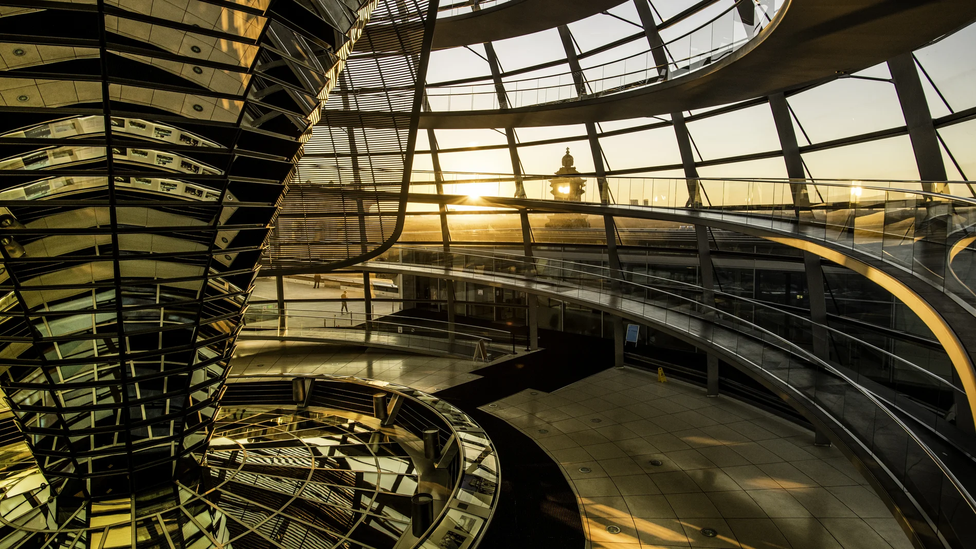 Innenansicht der Kuppel des Reichstagsgebäudes mit Spiegelturm