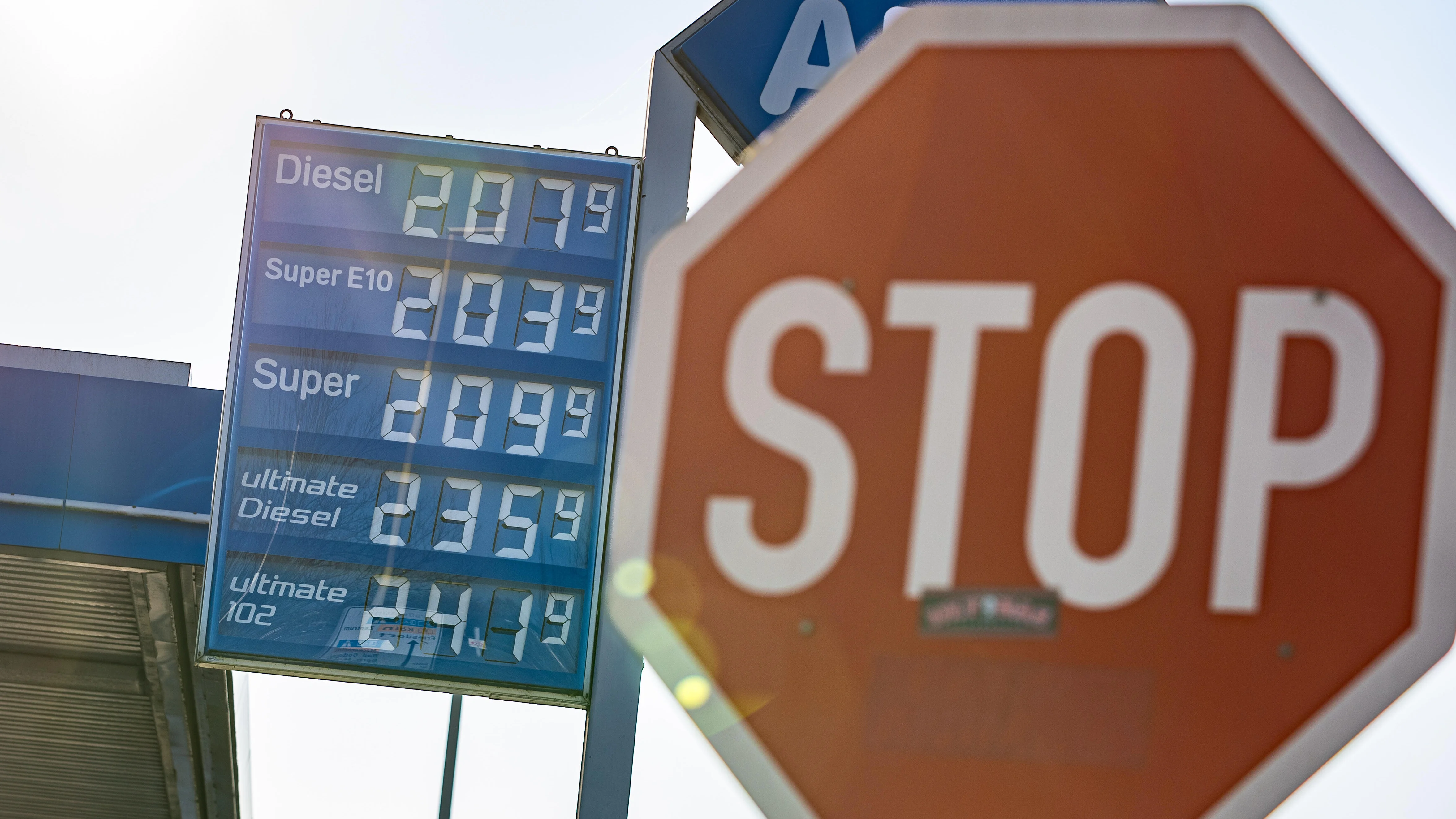 Stoppschild vor einer Tankstelle