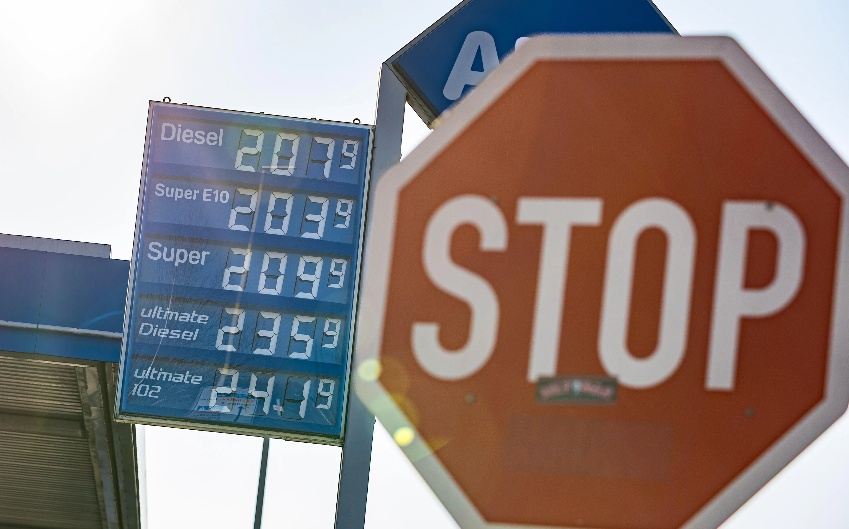 Stoppschild vor einer Tankstelle