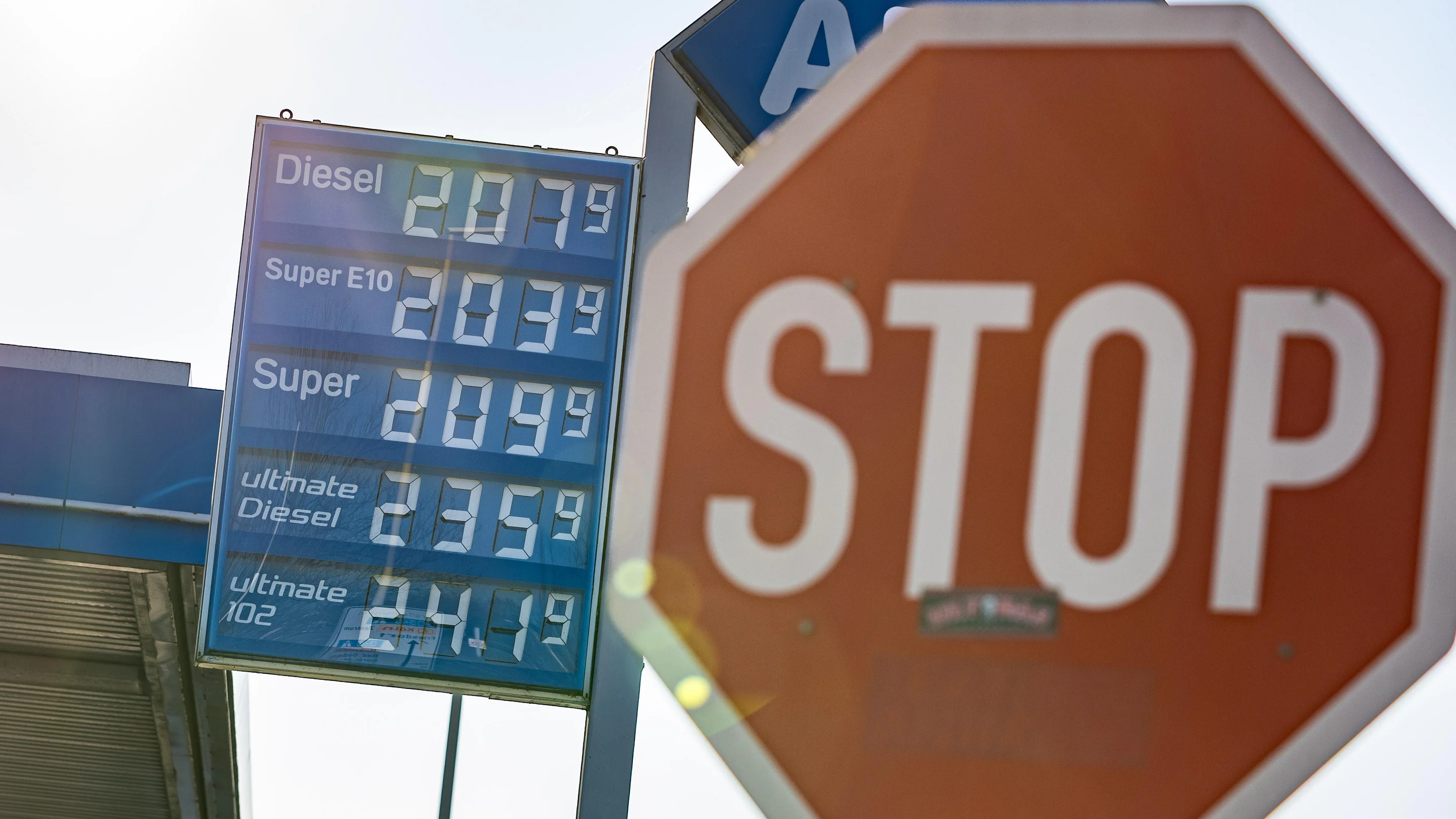 Stoppschild vor einer Tankstelle