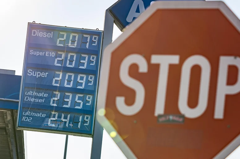 Stoppschild vor einer Tankstelle