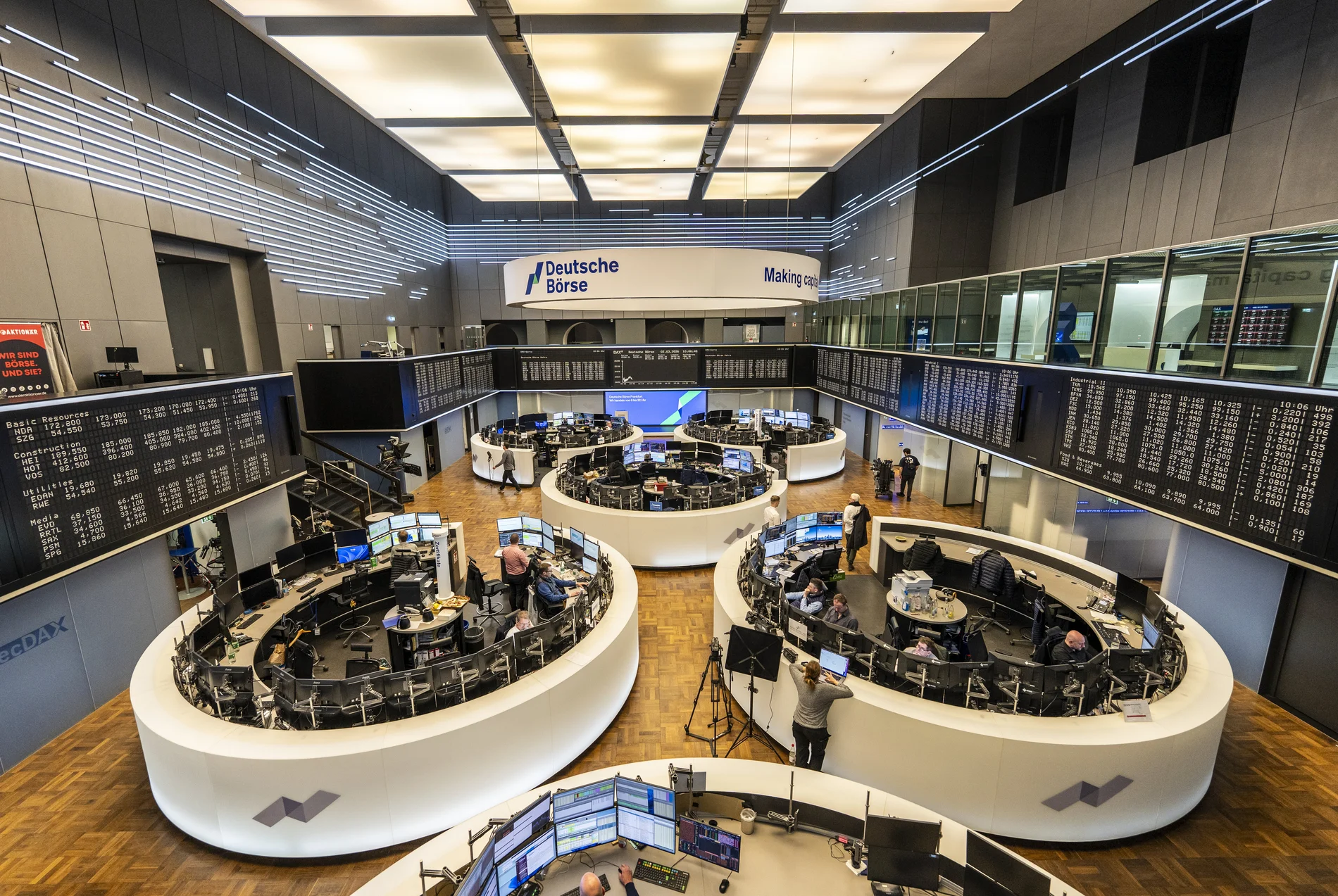 Händler sitzen an ihren Arbeitsplätzen im Handelssaal an der Börse in Frankfurt.