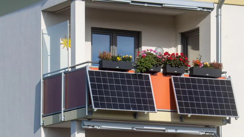 Solarmodule an einem Balkon