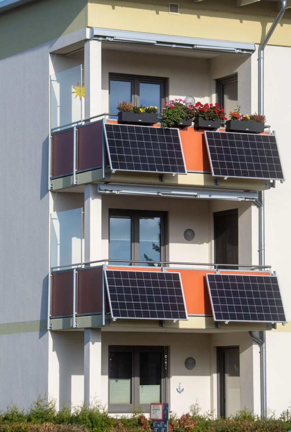 Solarmodule an einem Balkon