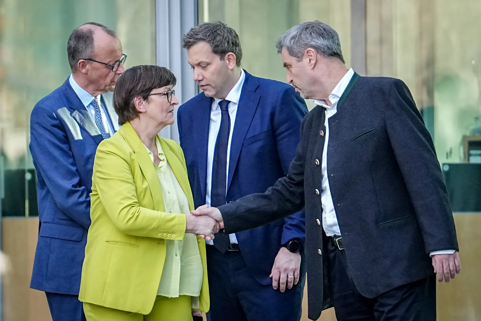 Verhandlungen auf Augenhöhe Friedrich Merz, Saskia Esken, Lars Klingbeil und Markus Söder nach einer Pressekonferenz nach den Sondierungsgesprächen von Union und SPD im Bundestag.