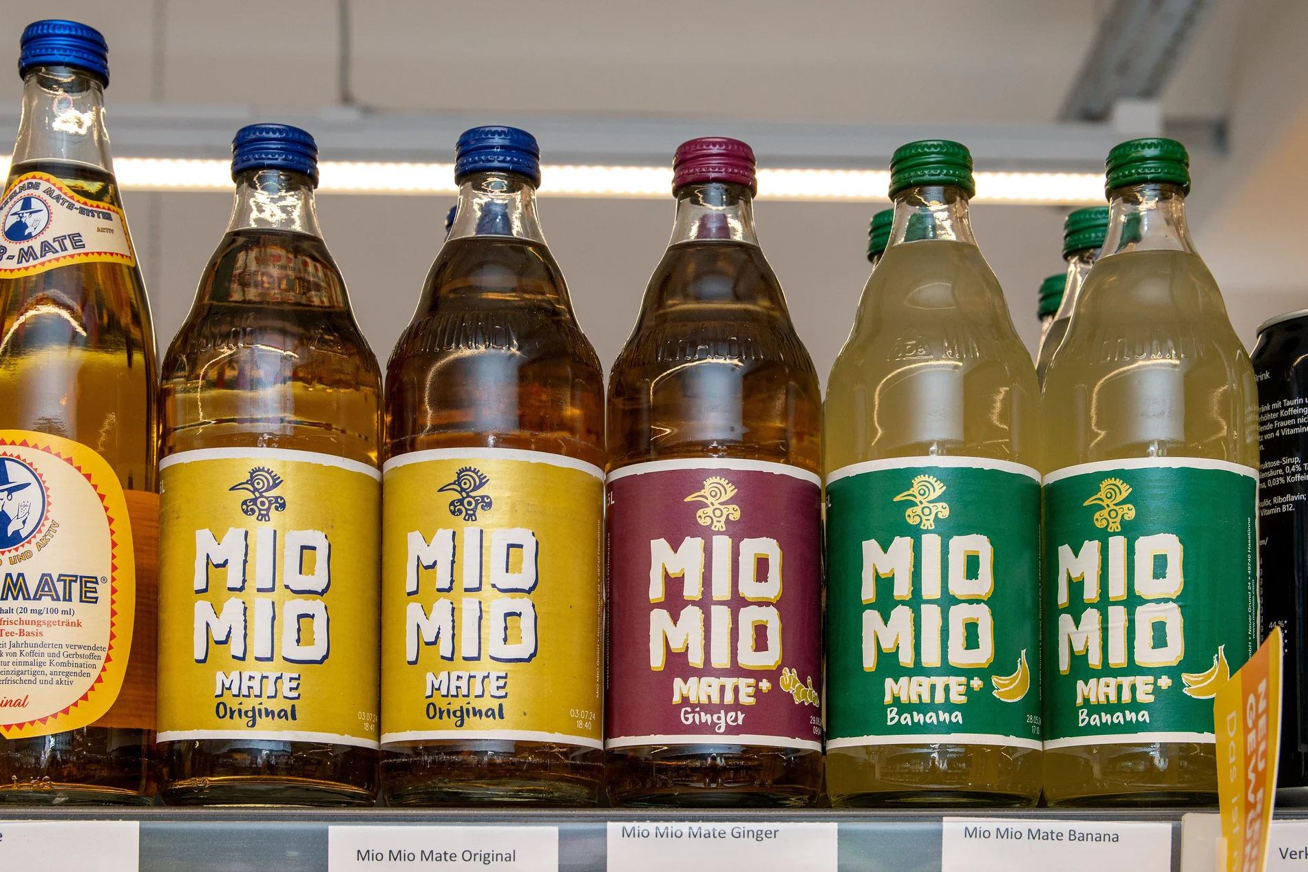 Ein Warenregal gefüllt mit Mate-Getränken