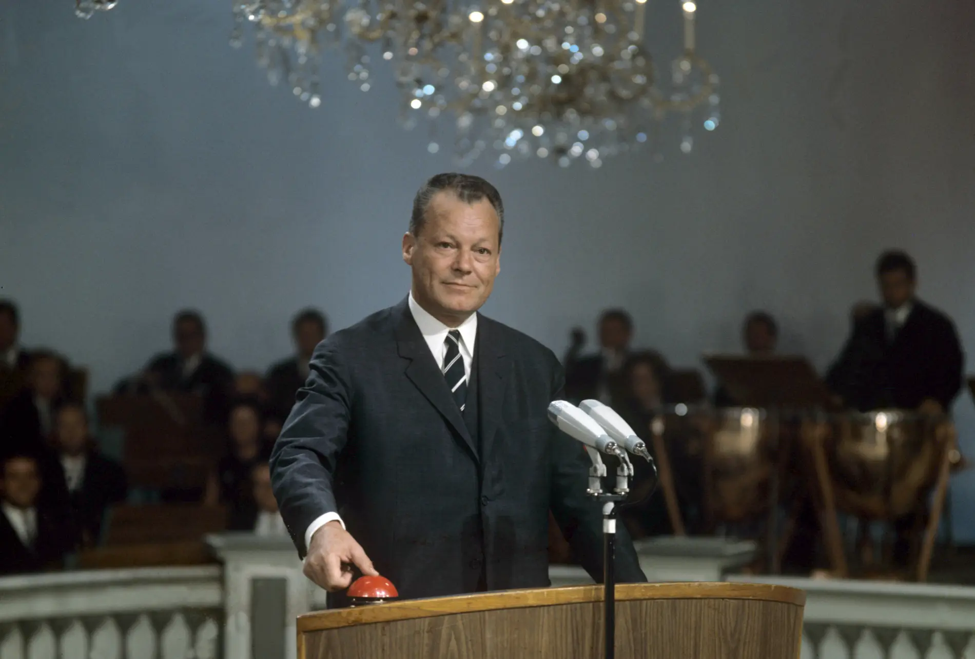 Mit einem symbolischen Knopfdruck startete Willy Brandt 1967 das Farbfernsehen.