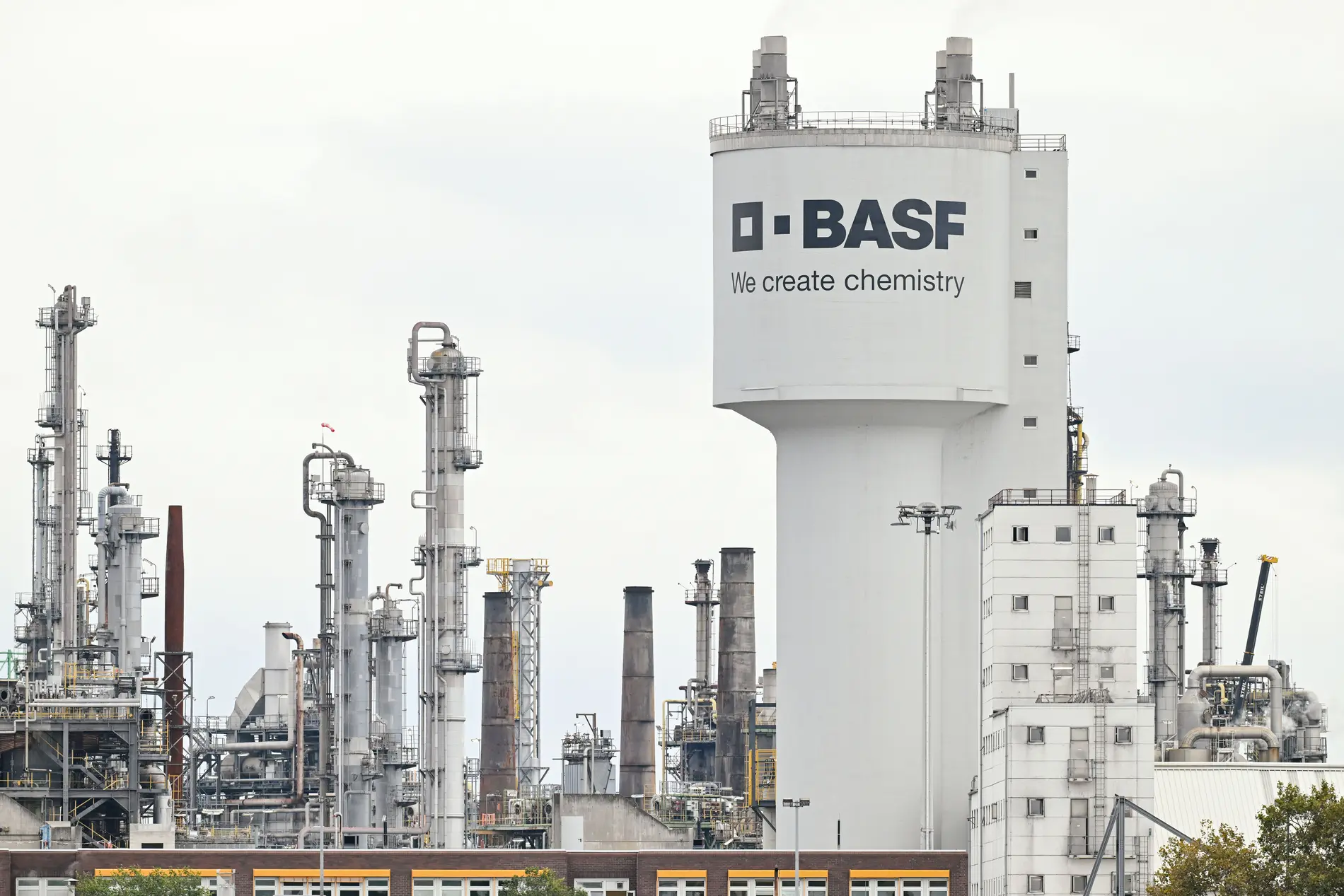 BASF in Ludwigshafen Produktionsanlagen stehen auf dem Werksgelände des Chemiekonzerns BASF
