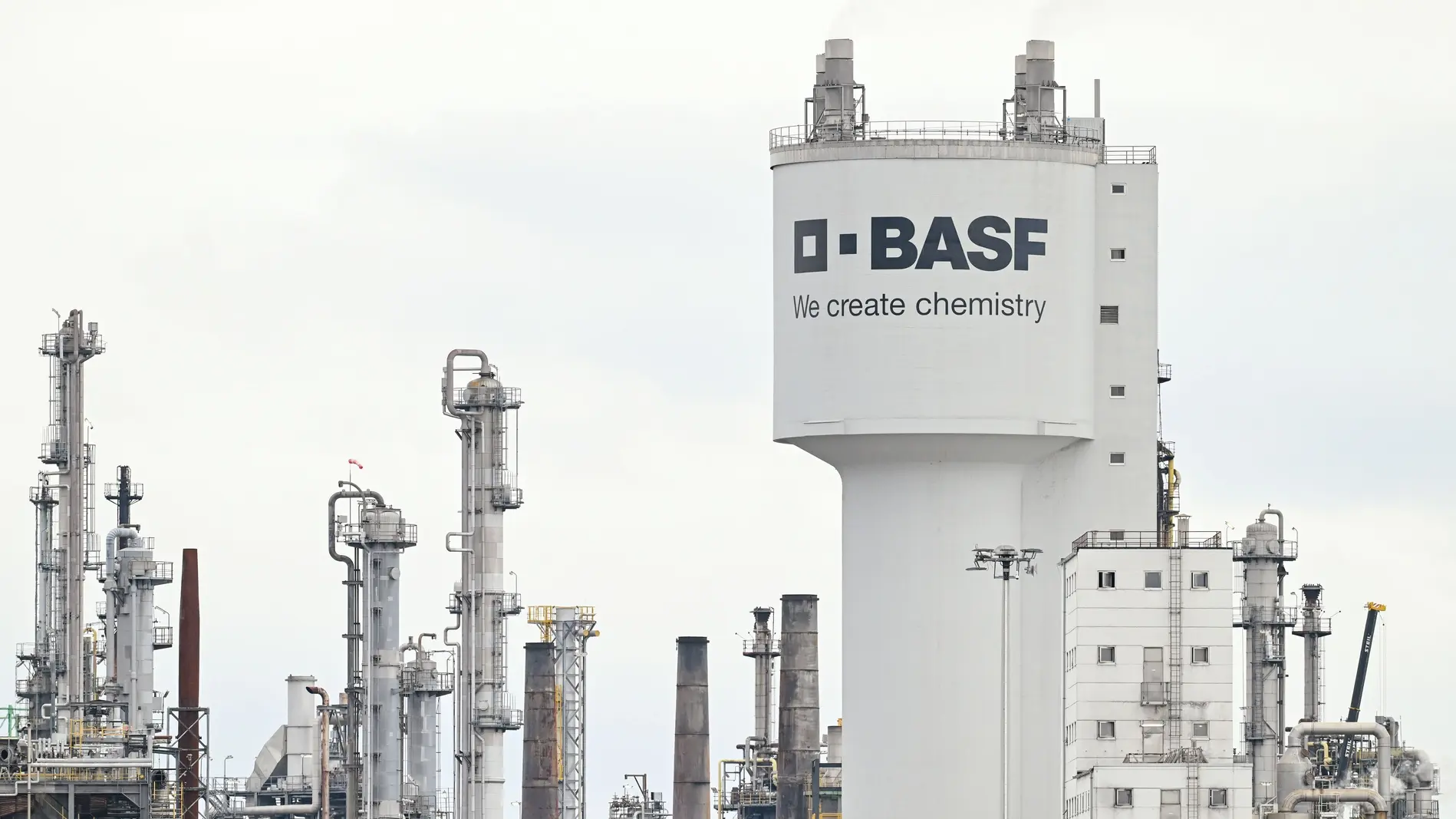 BASF in Ludwigshafen Produktionsanlagen stehen auf dem Werksgelände des Chemiekonzerns BASF