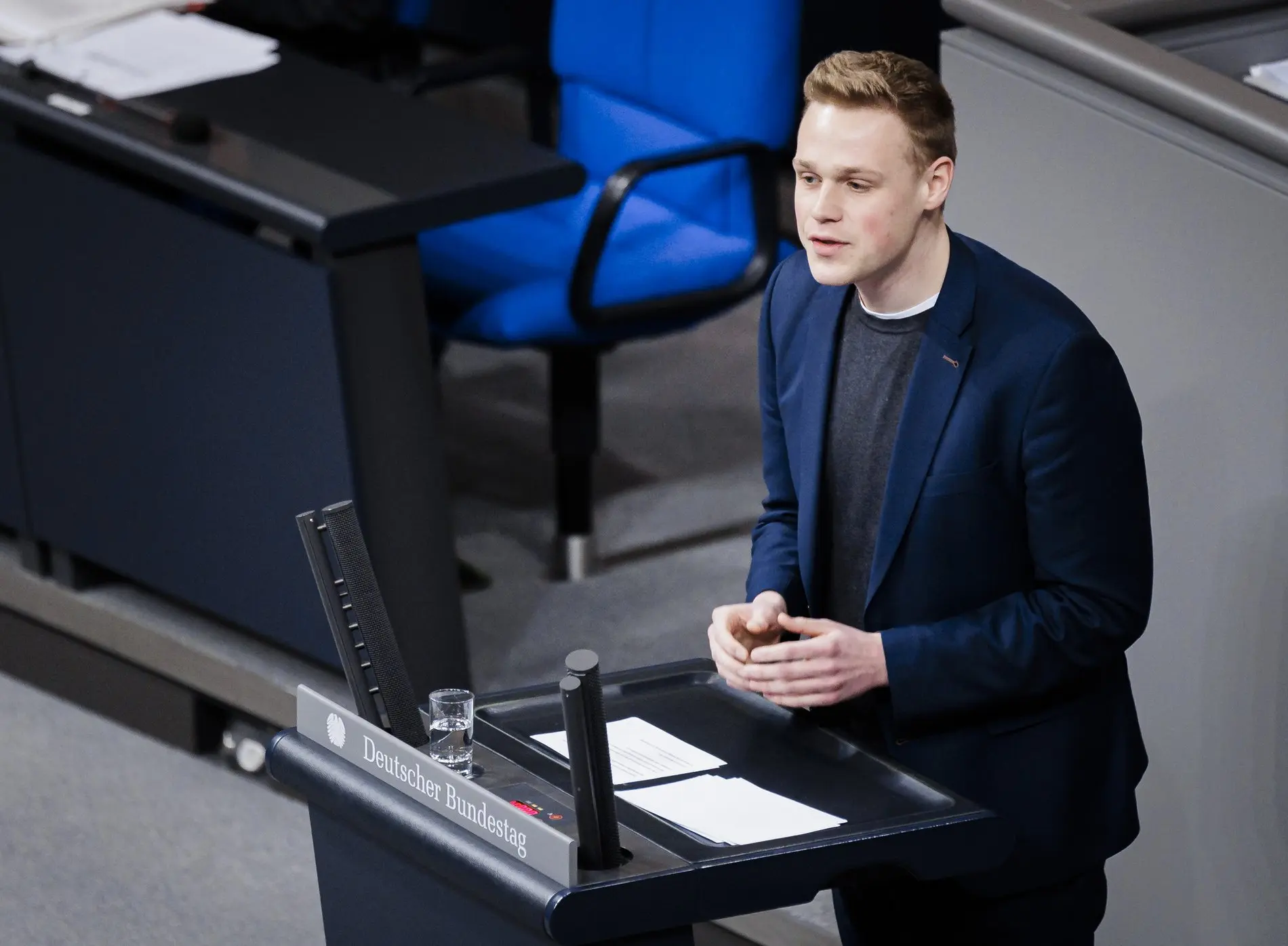 Jakob Blankenburg hält eine Rede im Plenum.