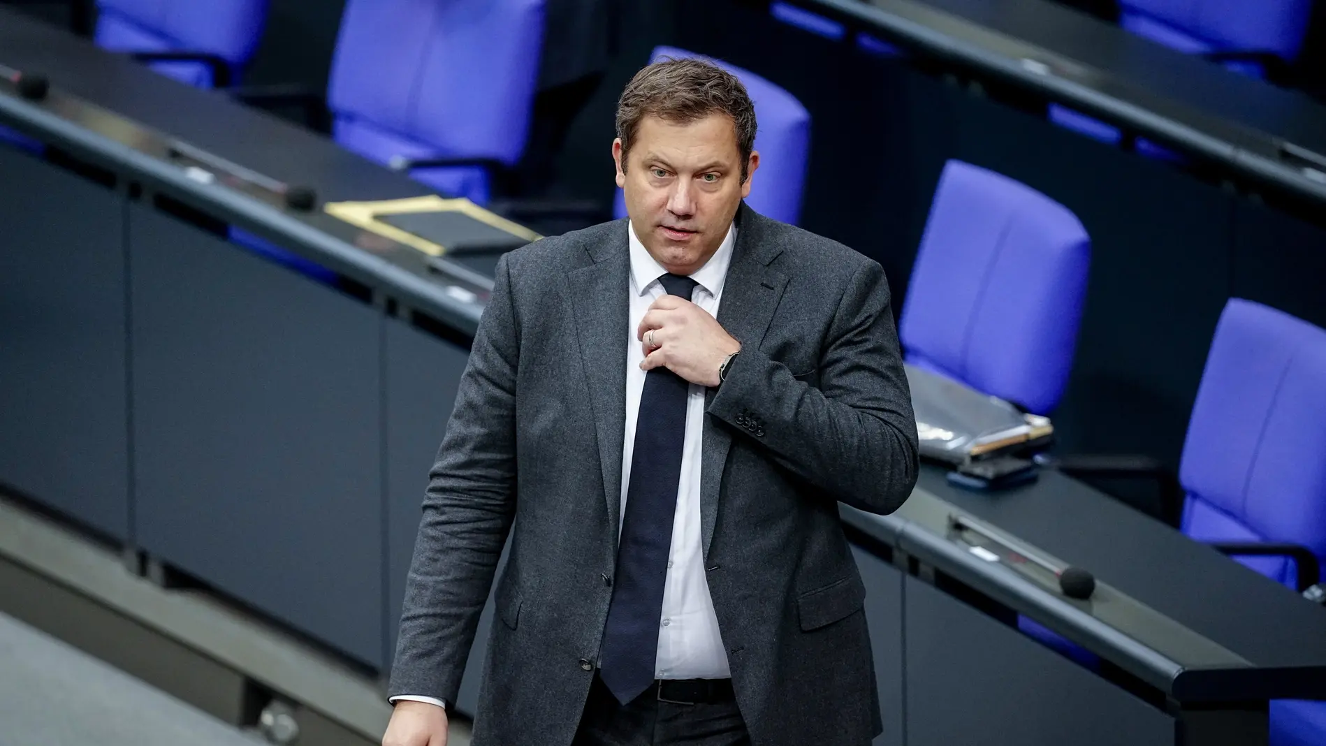 Lars Klingbeil richtet sich die Krawatte