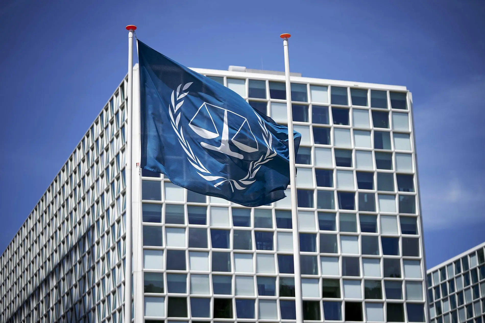 Internationaler Strafgerichtshof Flagge des Internationalen Strafgerichtshofs weht im Wind.