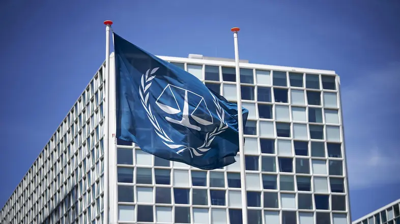Flagge des Internationalen Strafgerichtshofs weht im Wind.