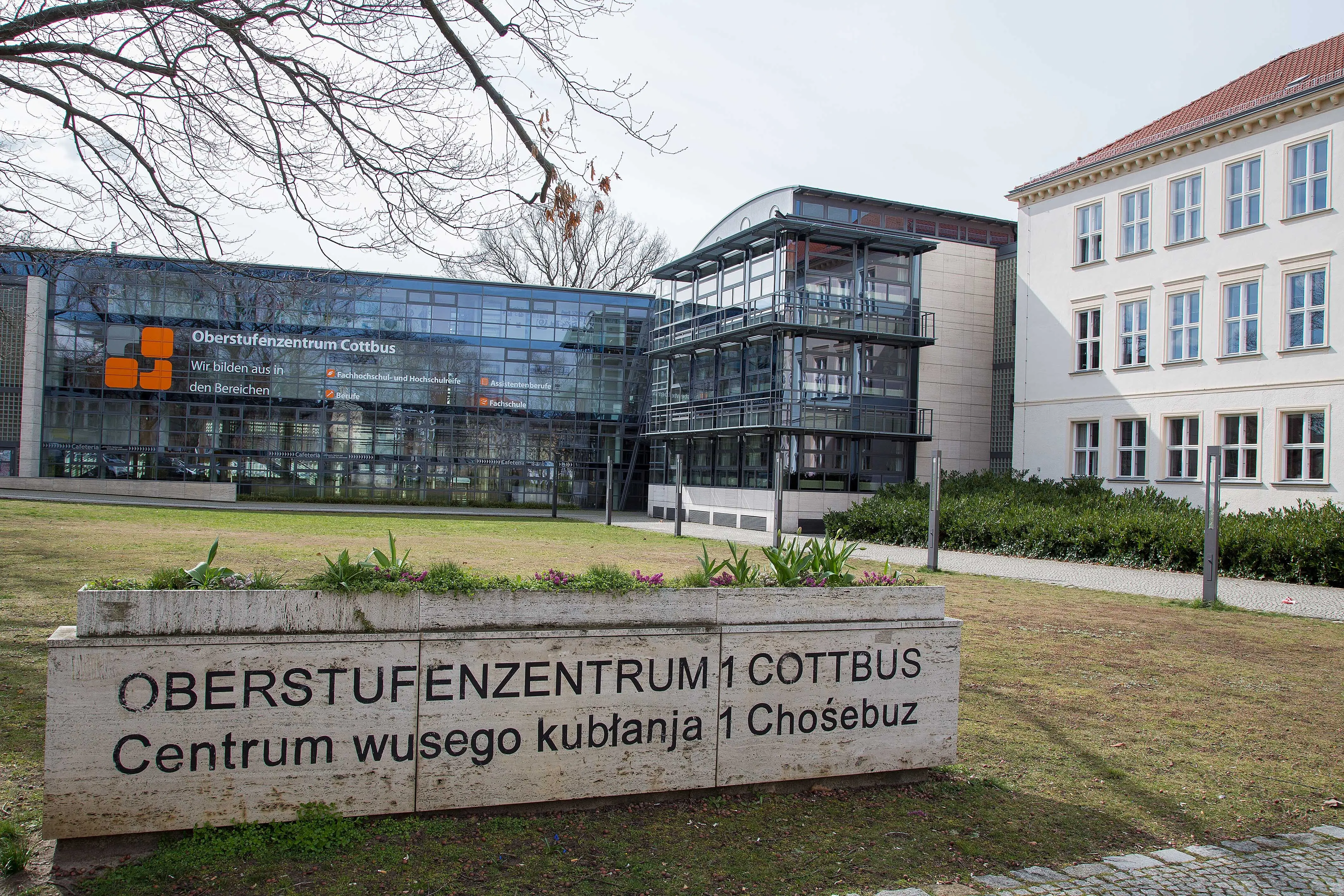Oberstufenzentrum 1 in Cottbus Schild und Gebäude vom Oberstufenzentrum 1 in Cottbus