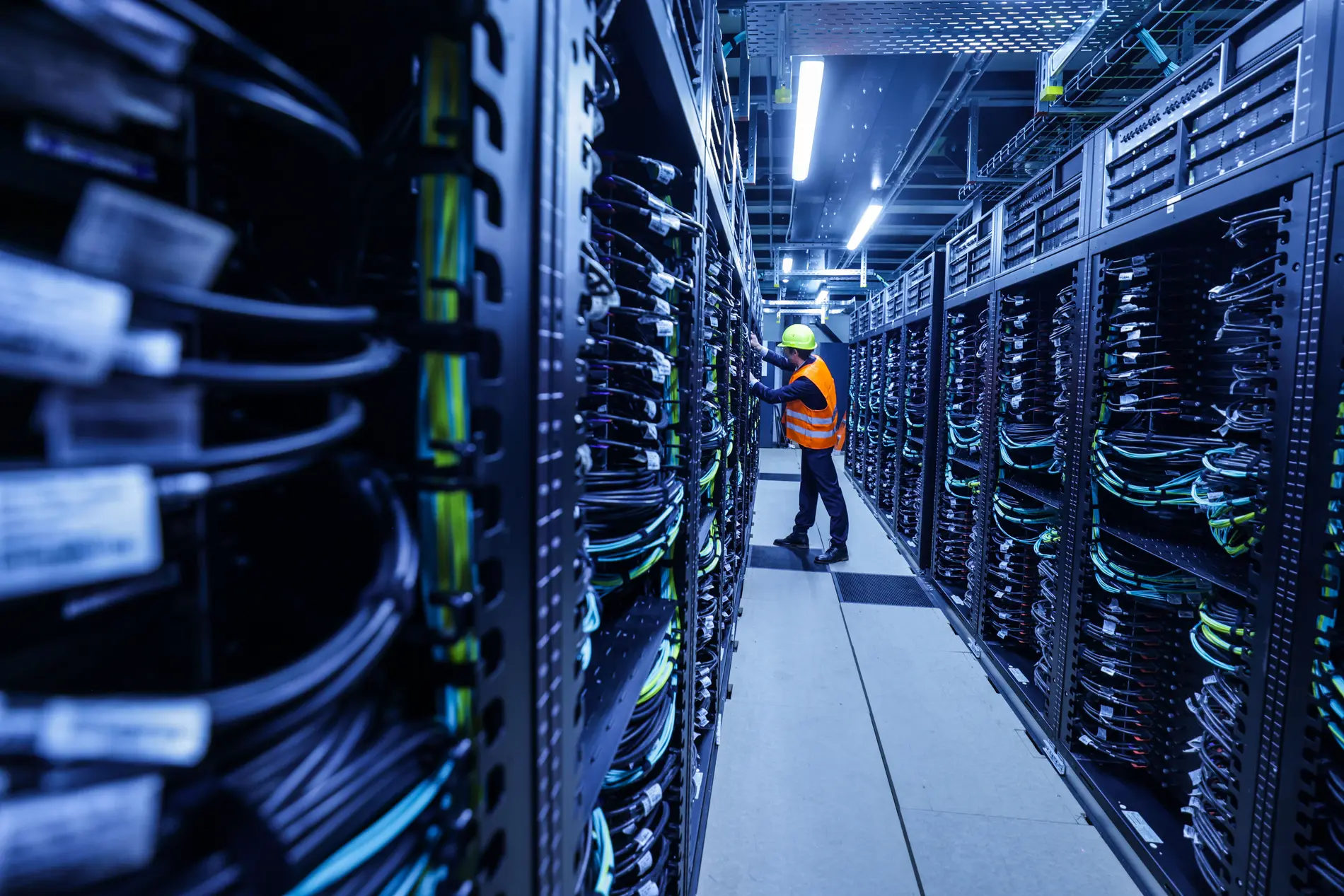 Ein Mitarbeiter arbeitet am Supercomputers Jupiter im Forschungszentrum Jülich