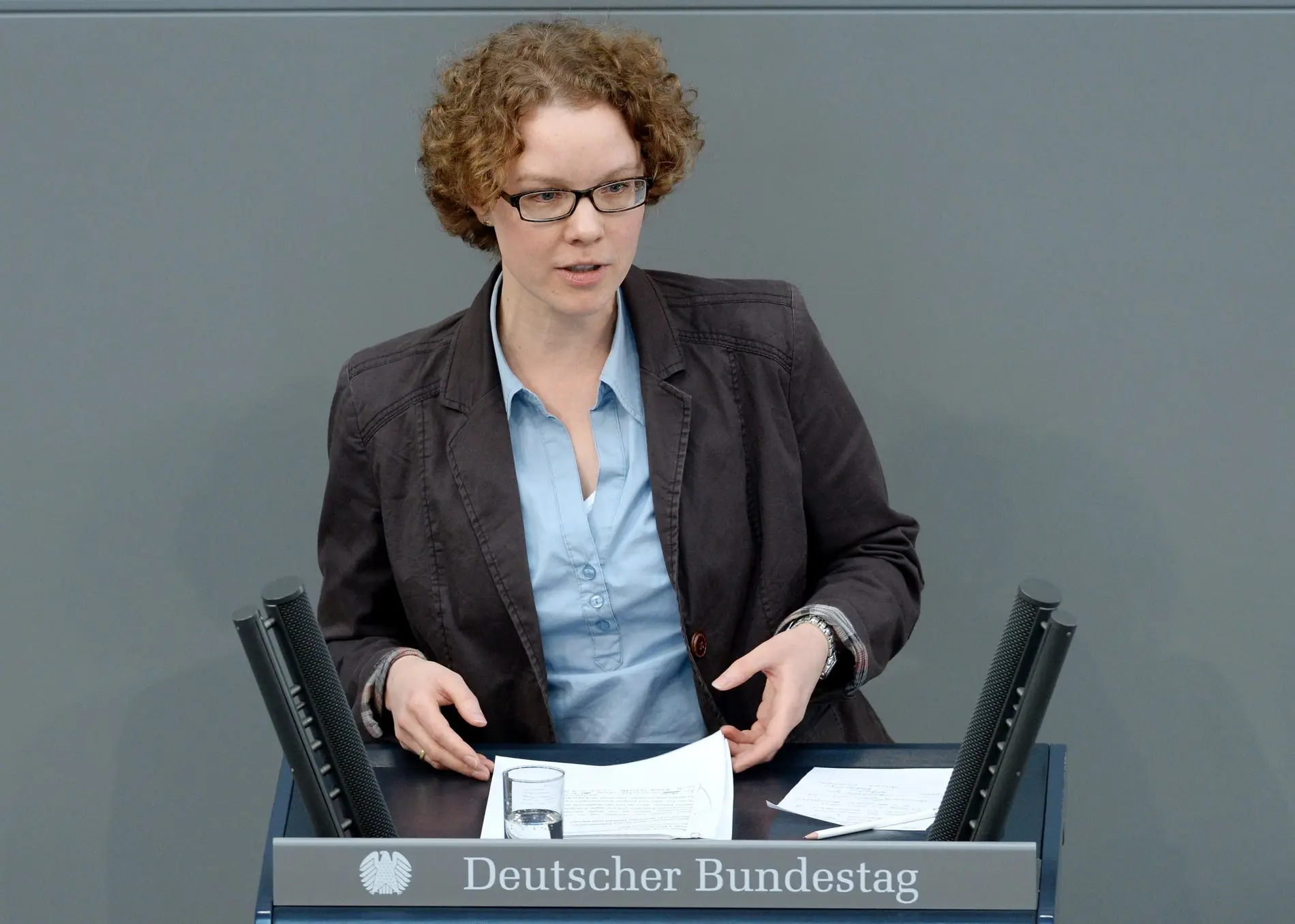 Julia Verlinden am Rednerpult im Deutschen Bundestag