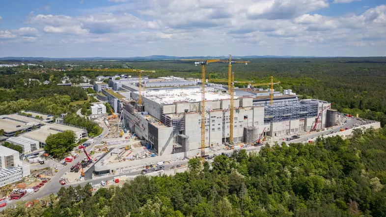 Baustellen an den Gebäuden von Infineon Technologies Dresden.