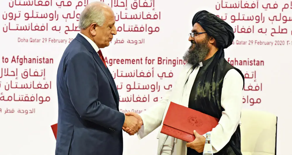 Zalmay Khalilzad und Mullah Abdul Ghani Baradar Zalmay Khalilzad und Mullah Abdul Ghani Baradar geben sich die Hand
