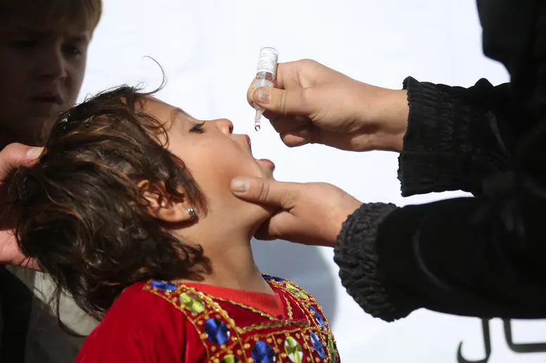 Kind erhält orale Impfung gegen Polio