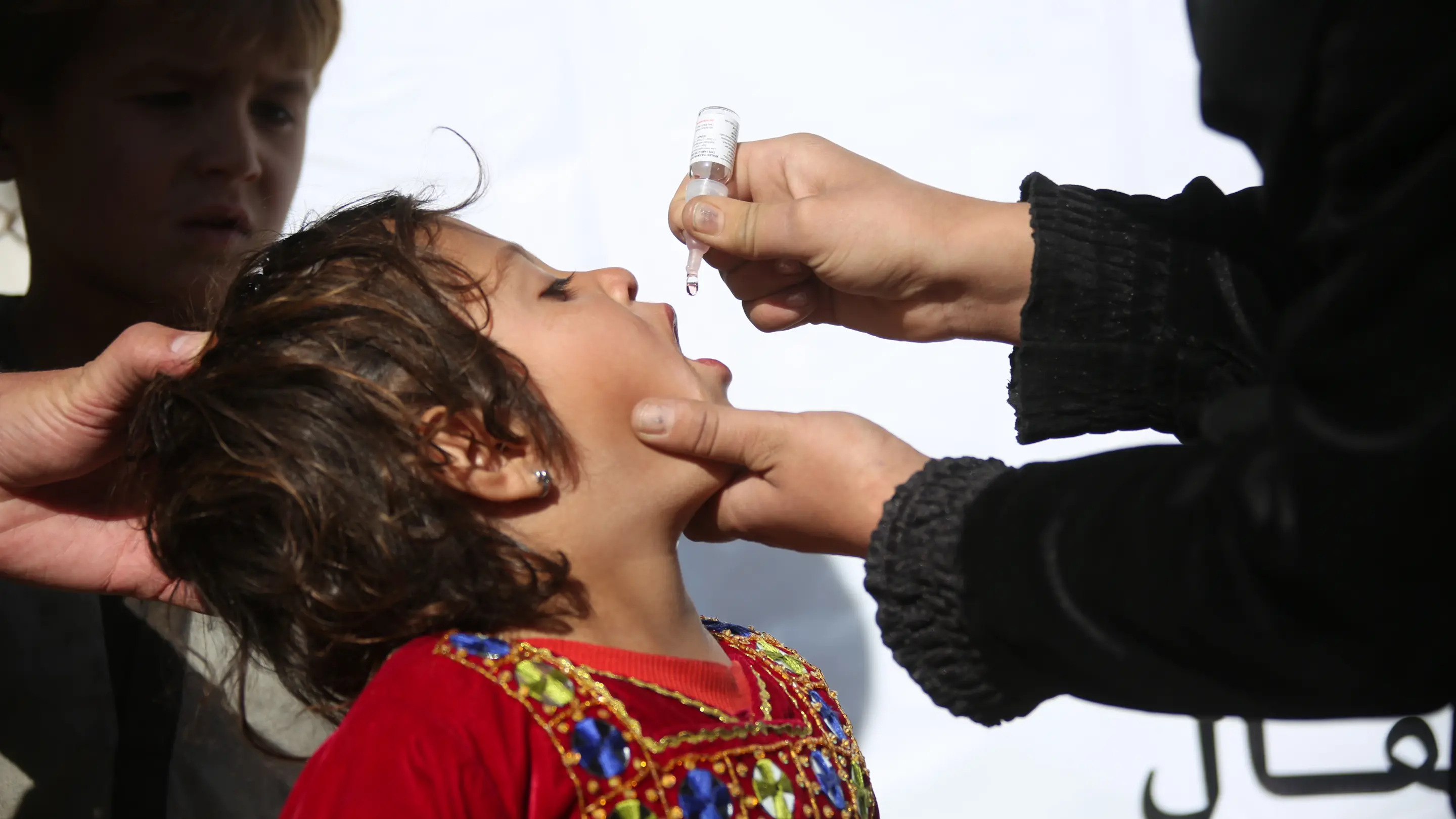Kind erhält orale Impfung gegen Polio