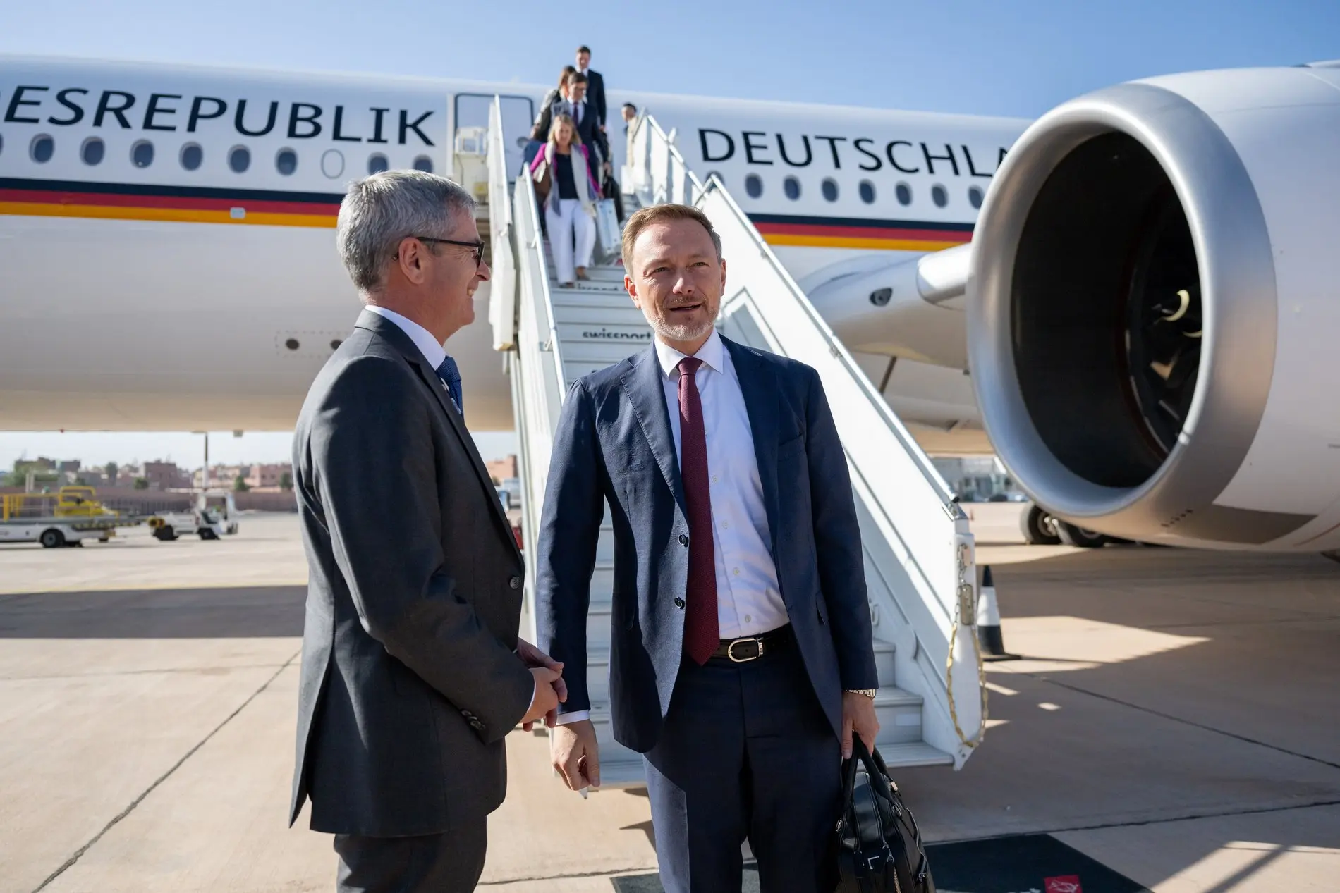 Das Bild zeigt Christian Lindner vor dem Regierungsflieger nach seiner Ankunft in Marrokko.