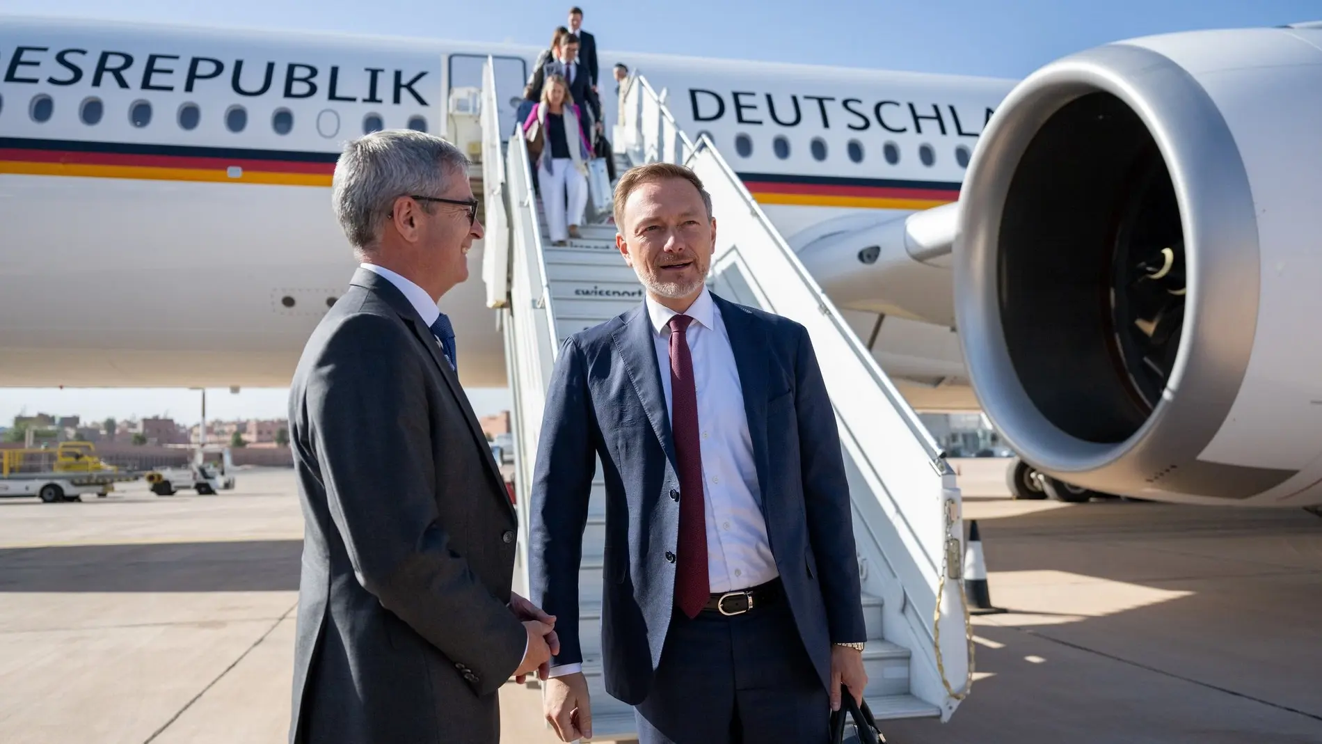 Das Bild zeigt Christian Lindner vor dem Regierungsflieger nach seiner Ankunft in Marrokko.