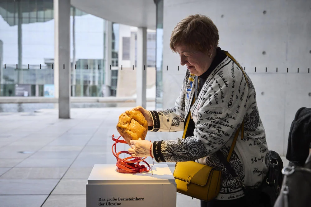 Blick auf das Bernsteinherz in der Sonderausstellung zur Ukraine Invasion.
