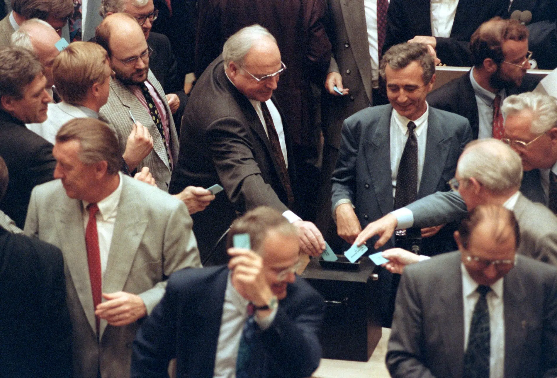 Helmut Kohl gibt 1993 im Bundestag seine Stimme ab. 