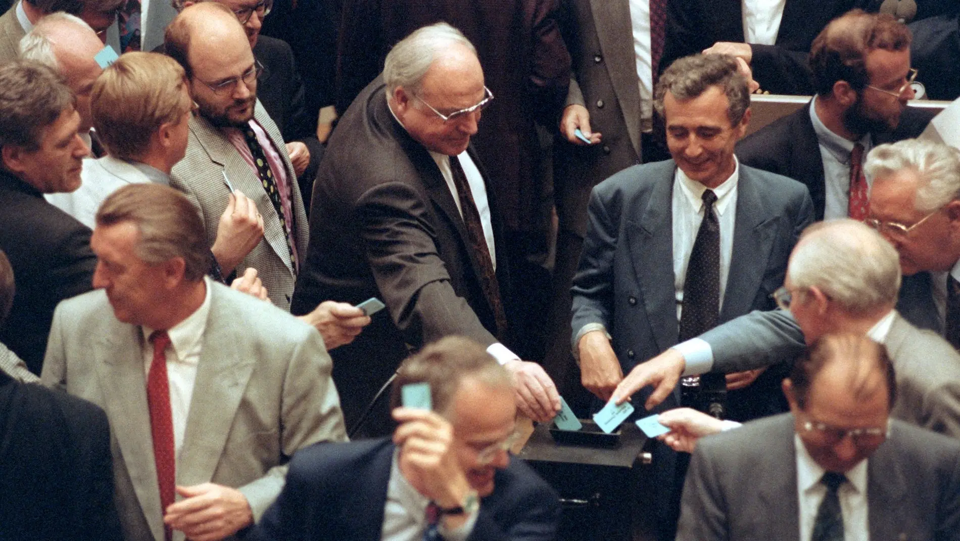 Helmut Kohl gibt 1993 im Bundestag seine Stimme ab. 