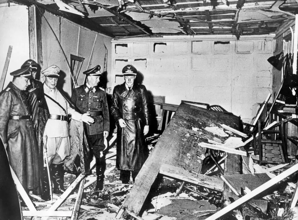 Anschlag auf Adolf Hitler Hermann Göring und Martin Bormann bei der Besichtigung der zerstörten Baracke