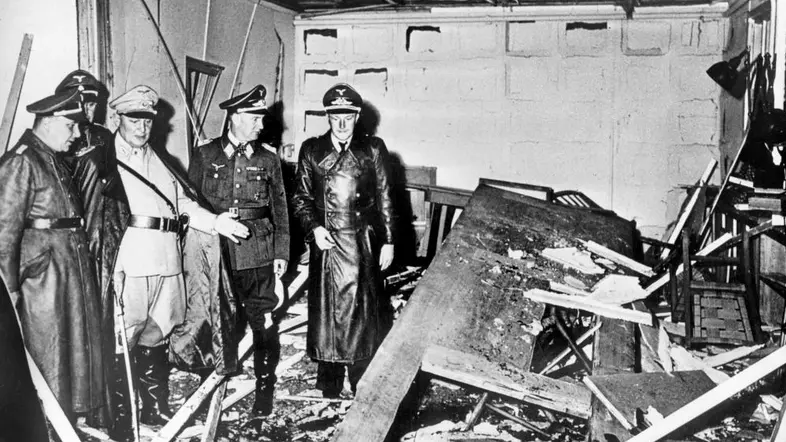 Hermann Göring und Martin Bormann bei der Besichtigung der Karten-Baracke