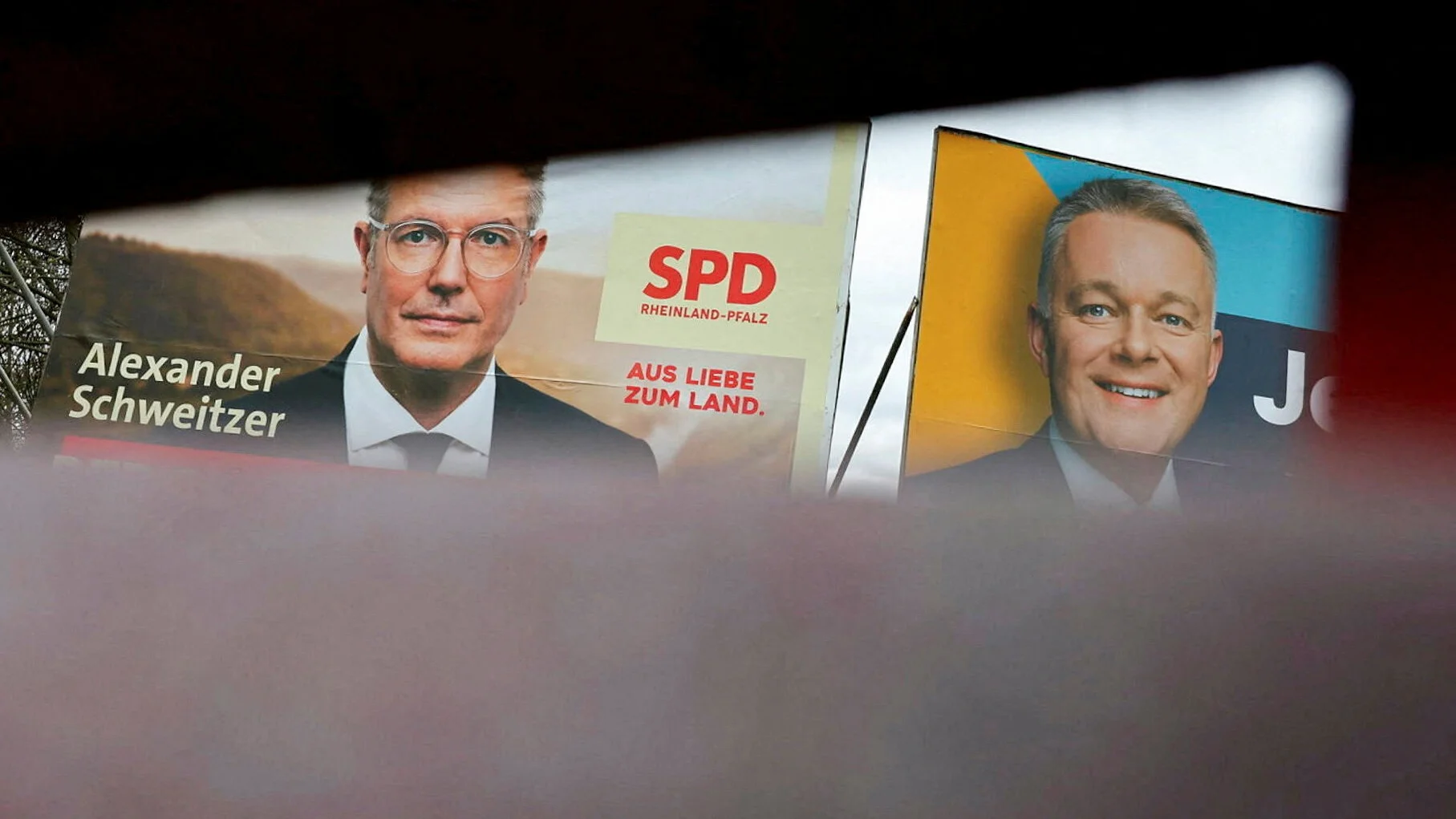 Wahlplakate der Spitzenkandidaten Schweitzer (SPD) und Schnieder (CDU)