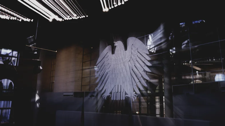 Blick auf den Bundestagsadler (nach einem Entwurf von Prof. Ludwig Gies, 1953, Bearbeitung 1999, Studio Laeis, Köln) im Plenarsaal.