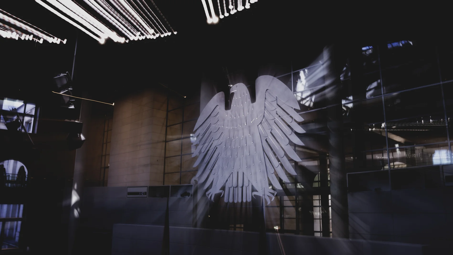 Blick auf den Bundestagsadler (nach einem Entwurf von Prof. Ludwig Gies, 1953, Bearbeitung 1999, Studio Laeis, Köln) im Plenarsaal.