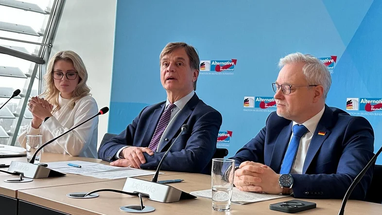 Bernd Baumann bei einer AfD-Pressekonferenz