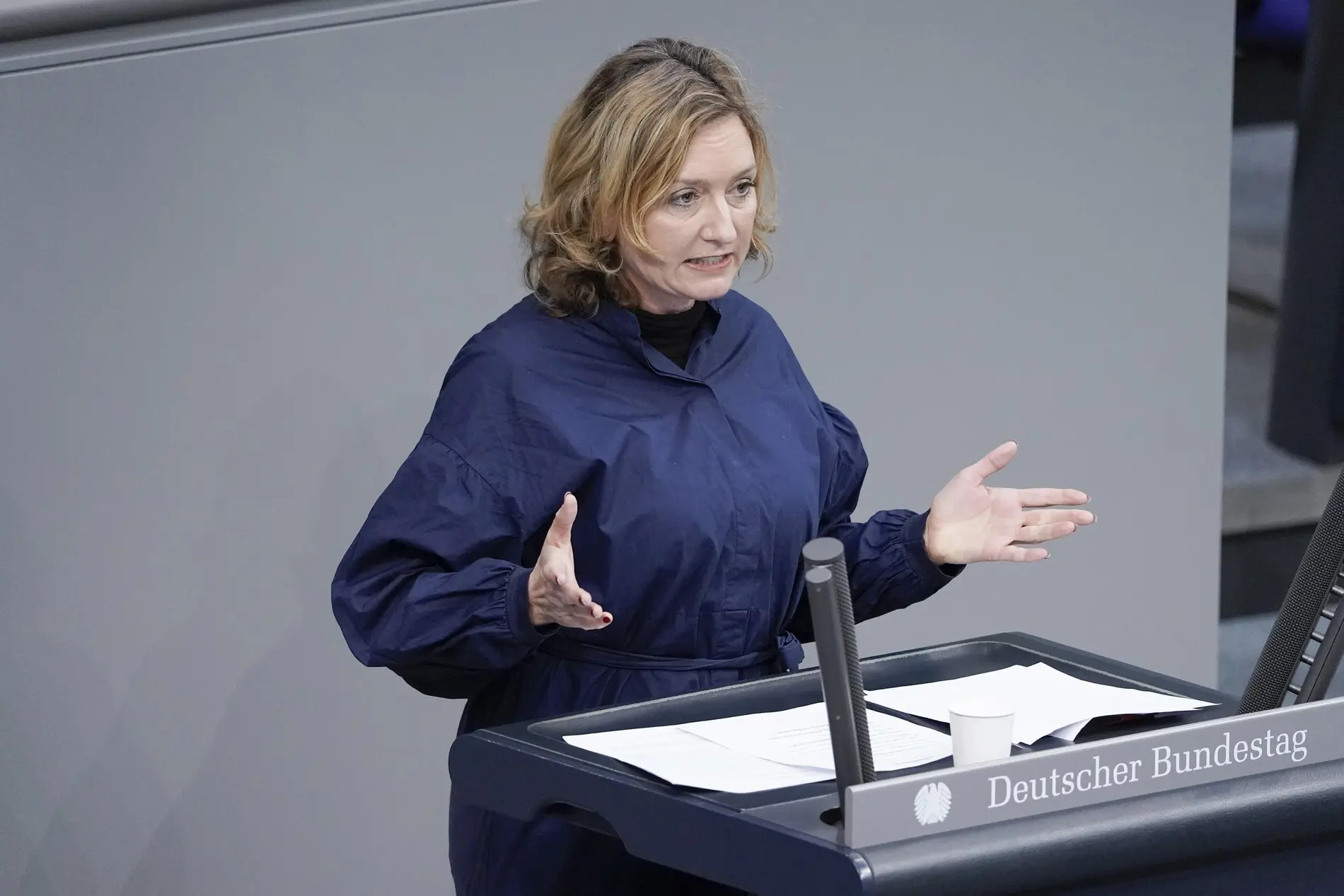 Caren Lay hält eine Ansprache im Deutschen Bundestag.