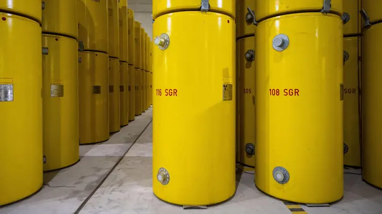 Viele gelbe CASTOR Behälter