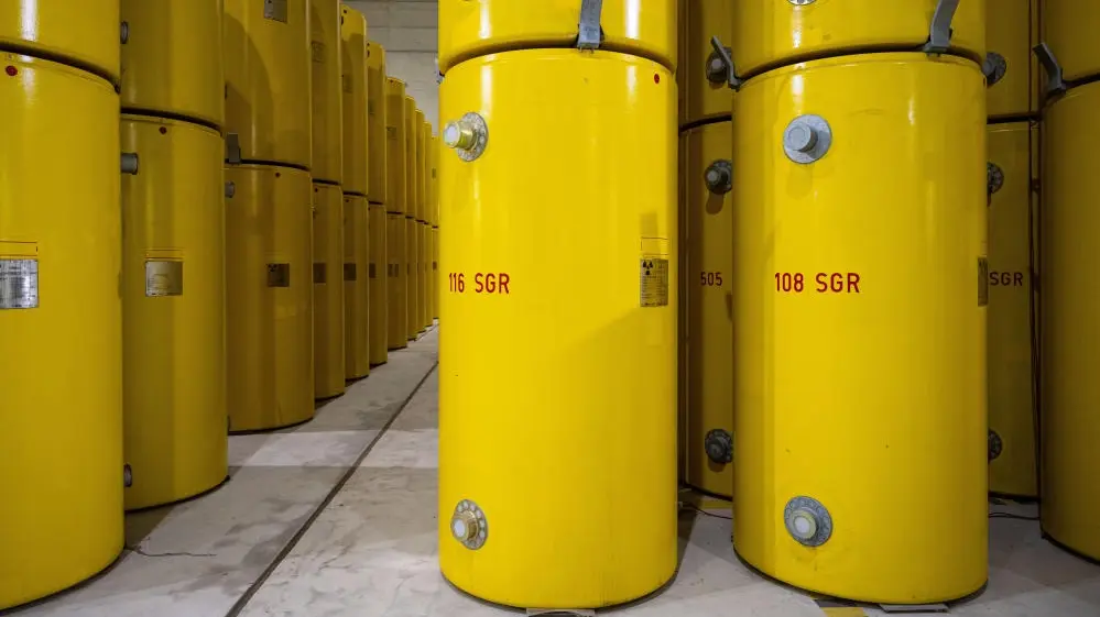 Viele gelbe Castorbehälter