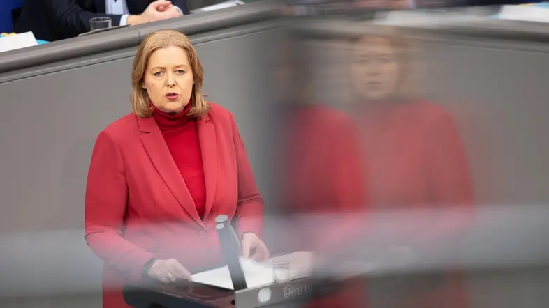Bärbel Bas spricht in der Debatte zum Bundeshaushalt im Bundestag.