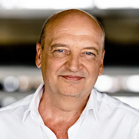 Porträt von Robert Skuppin im weißen Hemd, lächelnd