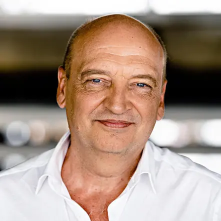 Robert Skuppin Porträt von Robert Skuppin im weißen Hemd, lächelnd