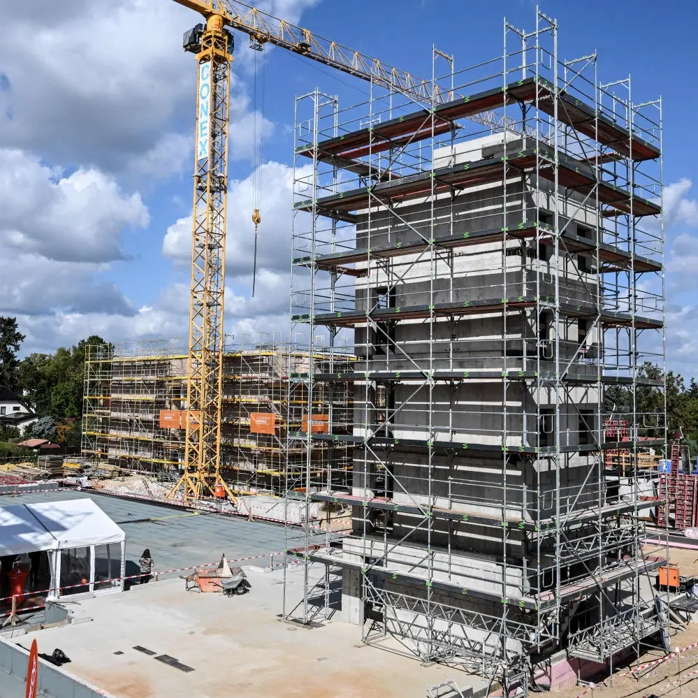 Wohnraum ist gesucht, doch die Zahl der Baugenehmigungen geht zurück. Das Bild zeigt ein in Bau befindliches Haus.