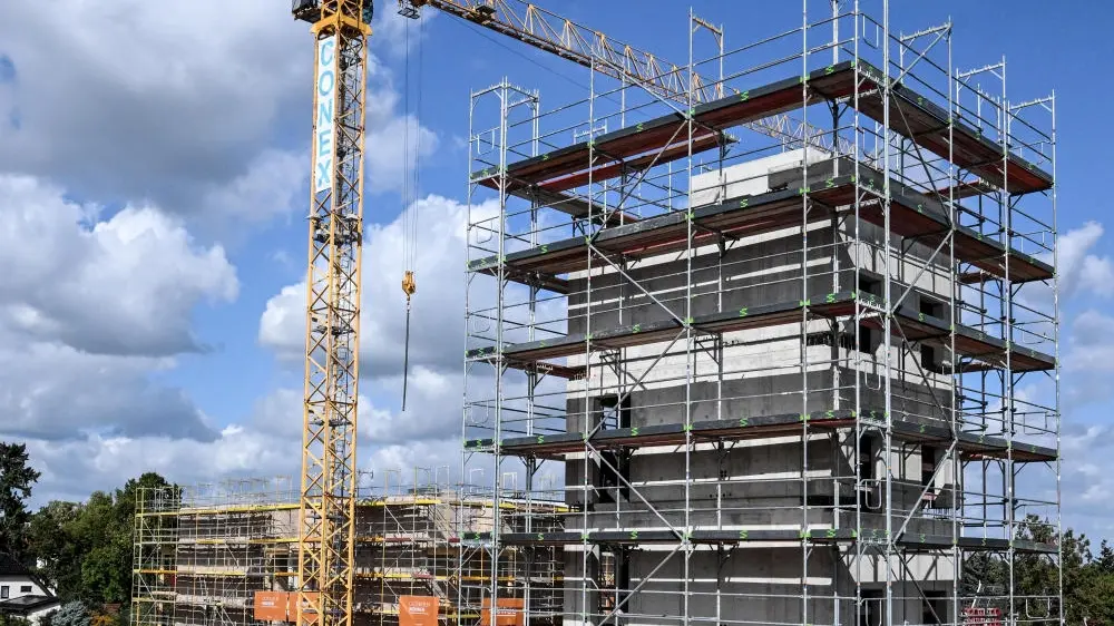 Wohnraum ist gesucht, doch die Zahl der Baugenehmigungen geht zurück. Das Bild zeigt ein in Bau befindliches Haus.