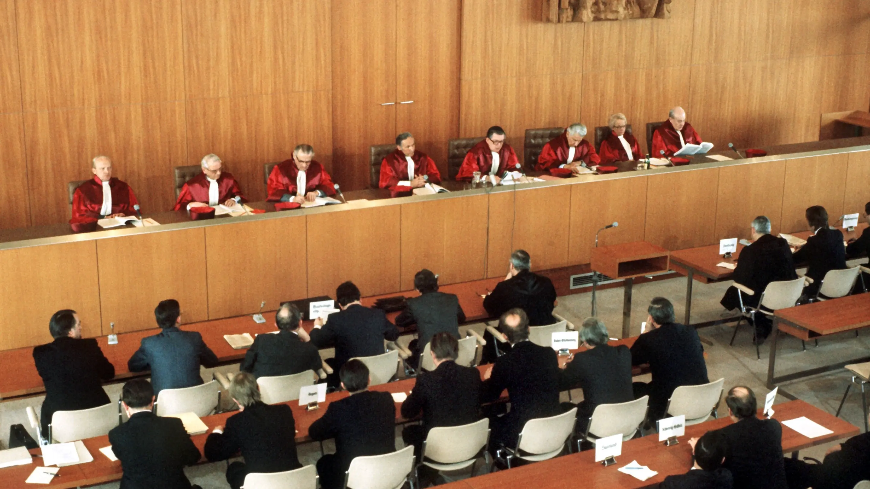 Fristenlösung Paragraf 218 Die Richter des Bundesverfassungsgerichtes während der Urteilsverkündung 1975